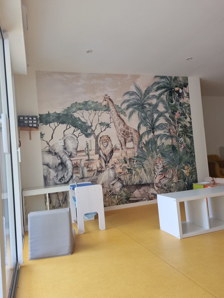 Les animaux de la savane dans la salle de vie de la crèche Badaboum