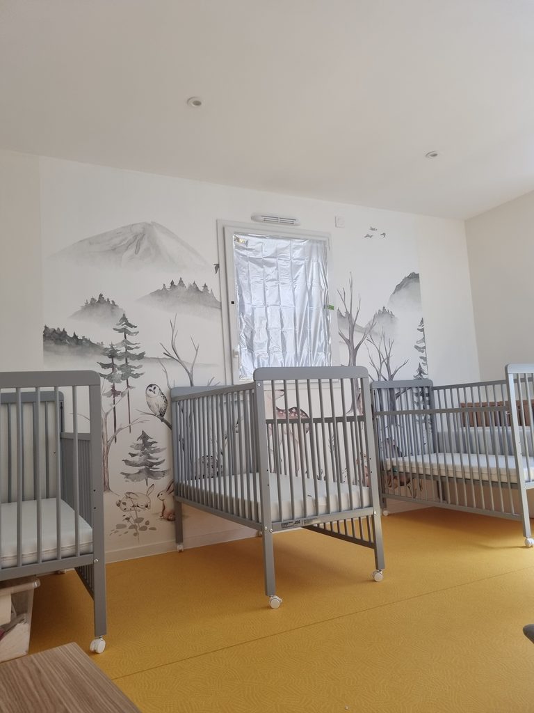 Paysage de montagne dans le dortoir des bébés de la crèche Badaboum